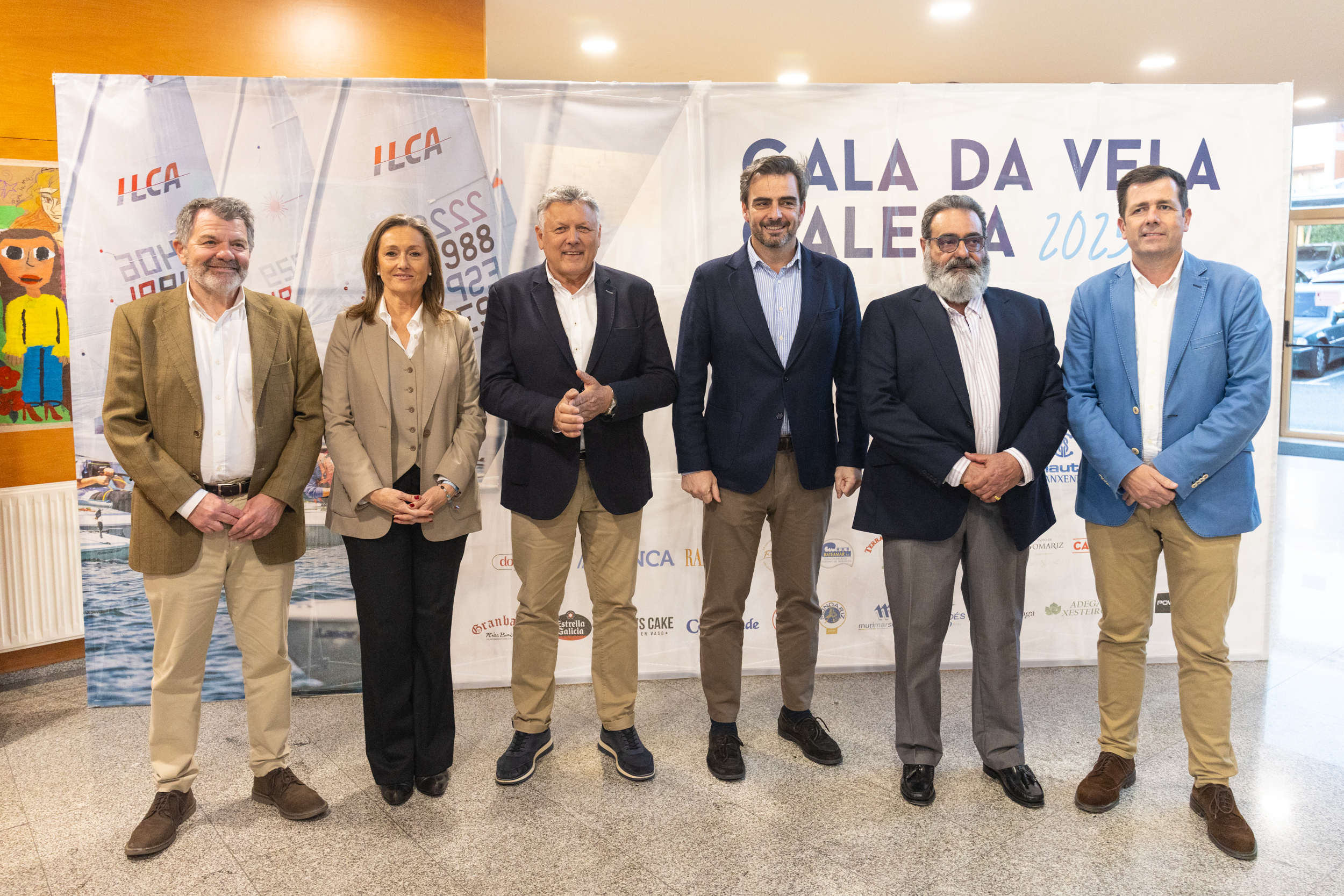 Autoridades y representantes institucionales posan antes del inicio de la Gala da Vela Galega 2025 en Sanxenxo.