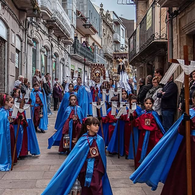 Participación de la cofradía infantil durante la procesión del Viernes de Dolores en Cangas, una de las estampas más emotivas de la jornada.