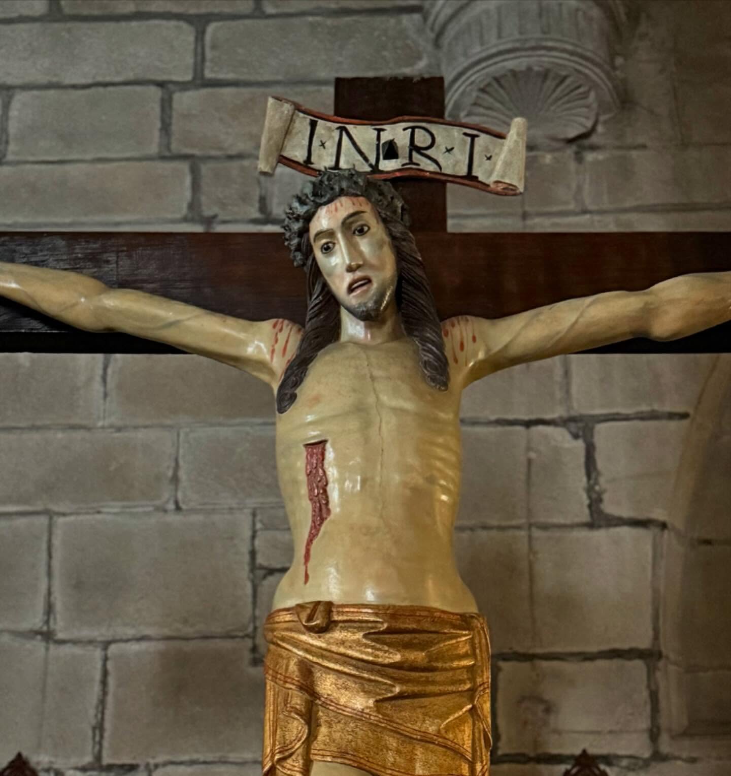 El Cristo crucificado, una de las imágenes centrales de la Semana Santa de Cangas, ya preparado en el interior de la excolegiata tras los trabajos de traslado y entronización.