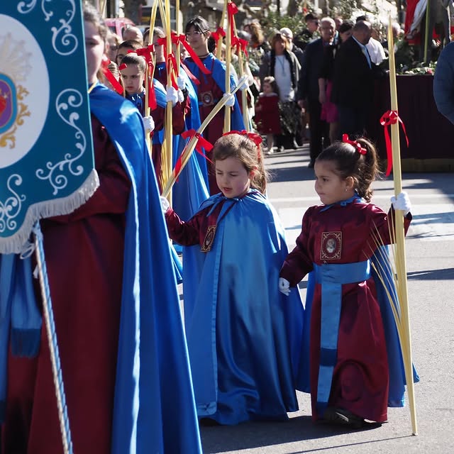 Nenos e nenas participan no Vía Crucis infantil de Cangas, ataviados con vestimentas tradicionais, nunha das escenas máis emotivas do Domingo de Ramos.