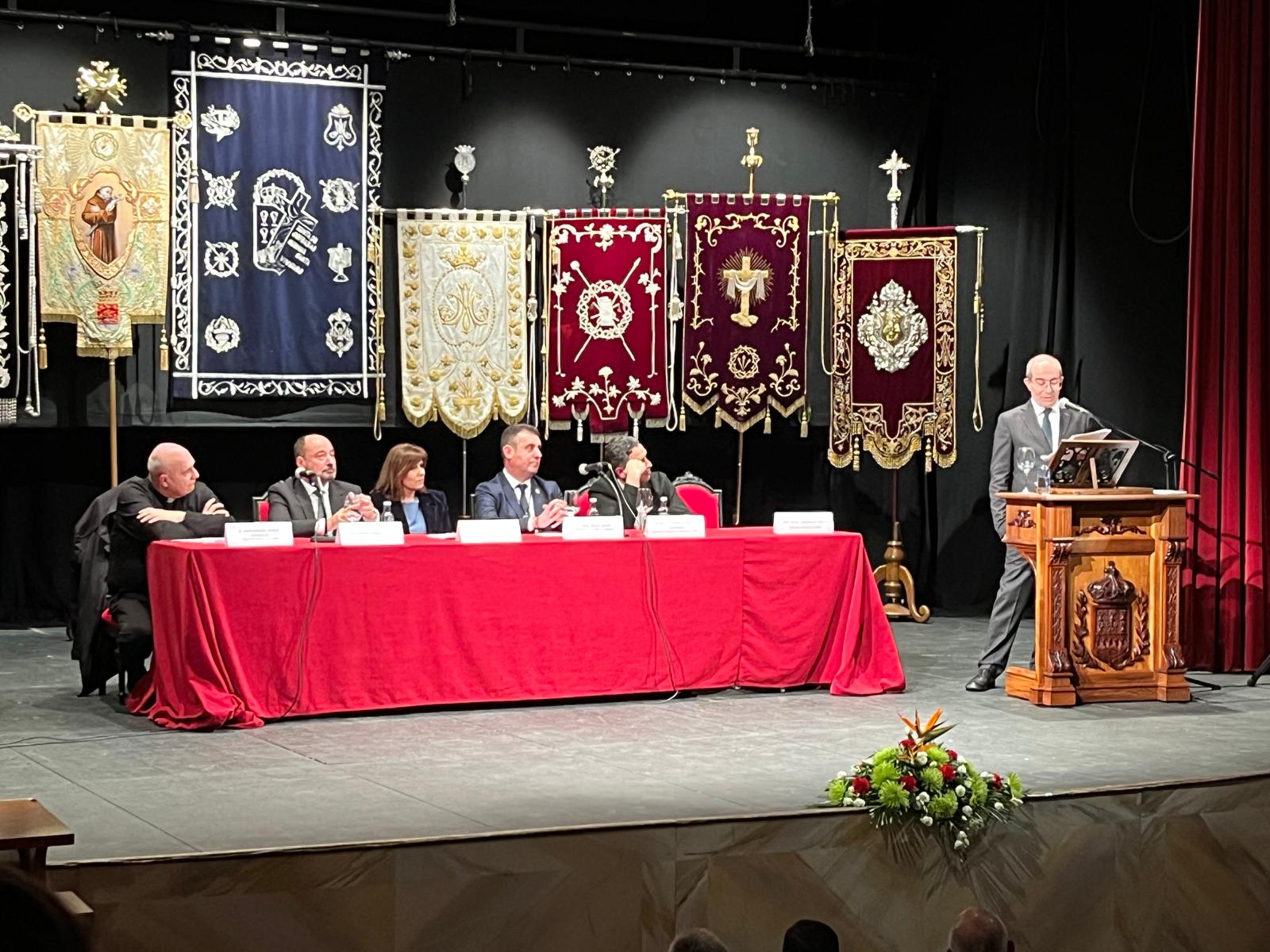 Vista xeral do Teatro Pastor Díaz durante o pregón da Semana Santa de Viveiro, cun numeroso público asistente ao acto inaugural da celebración.