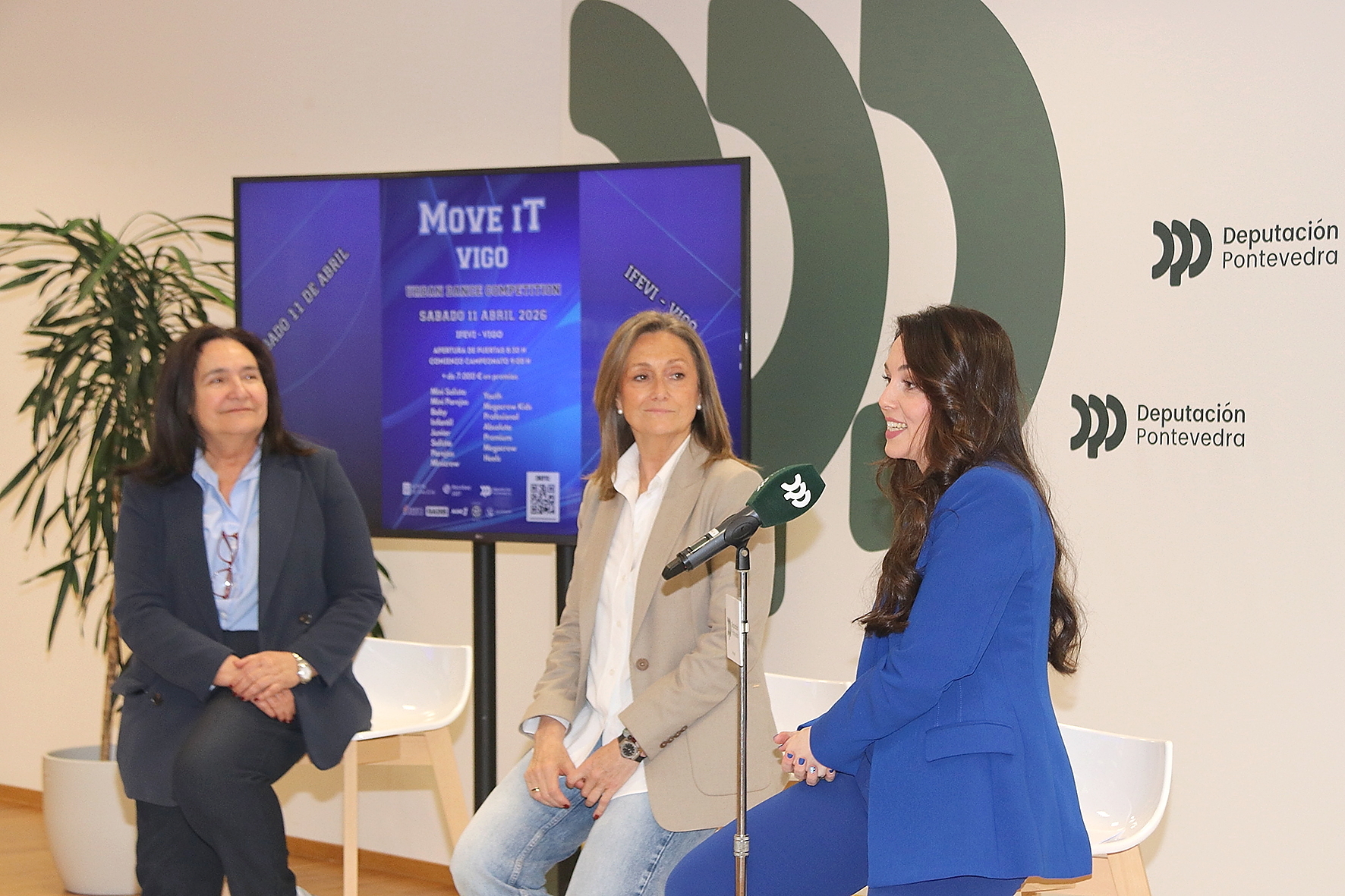 De izquierda a derecha, Ana Ortiz, Luisa Sánchez y Raquel Rodríguez durante el acto de presentación de Move It Vigo 2026 en Vigo.