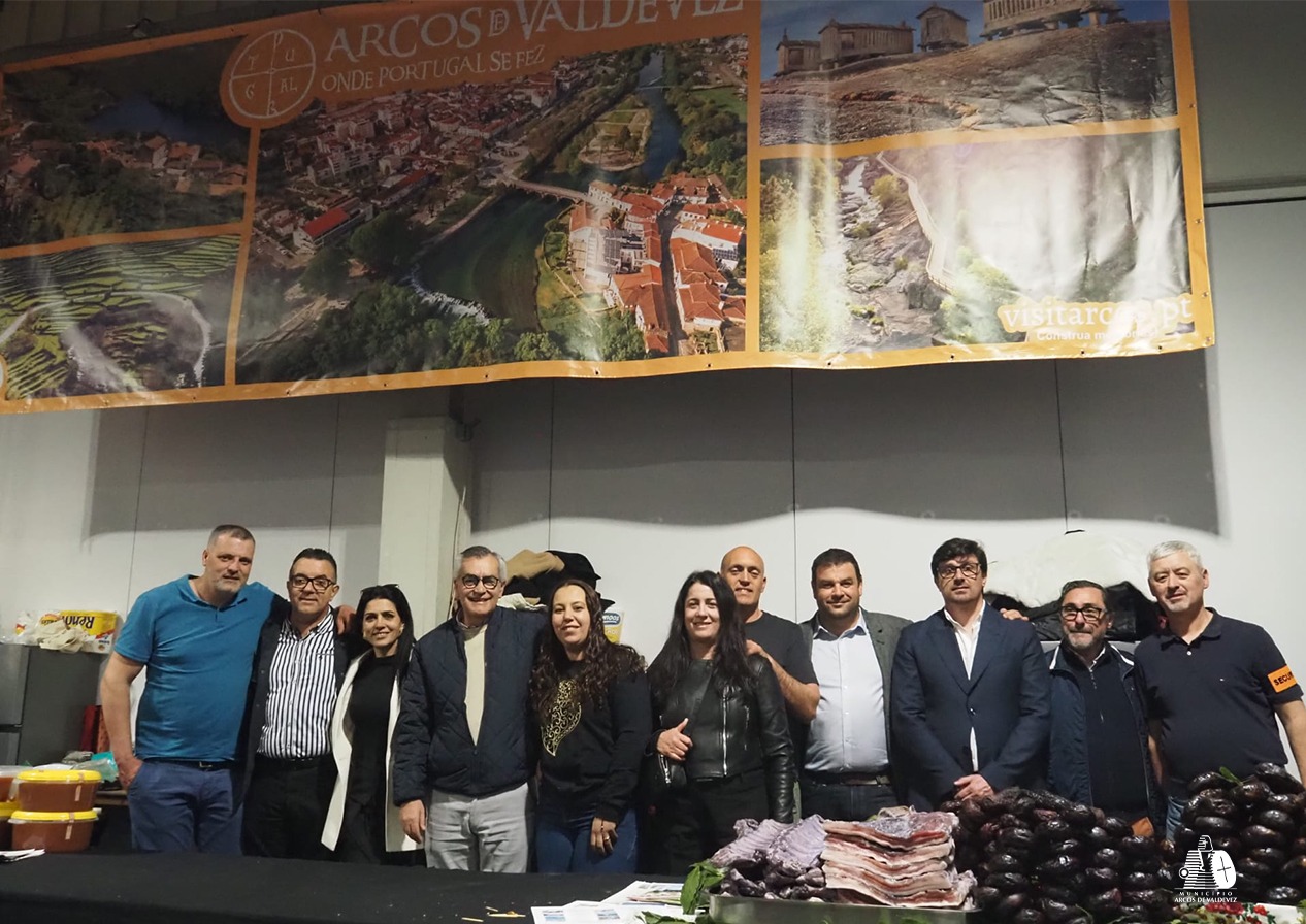 Momento de convívio com a comunidade arcuense na região de Paris, com destaque para os produtos tradicionais de Arcos de Valdevez em exposição.