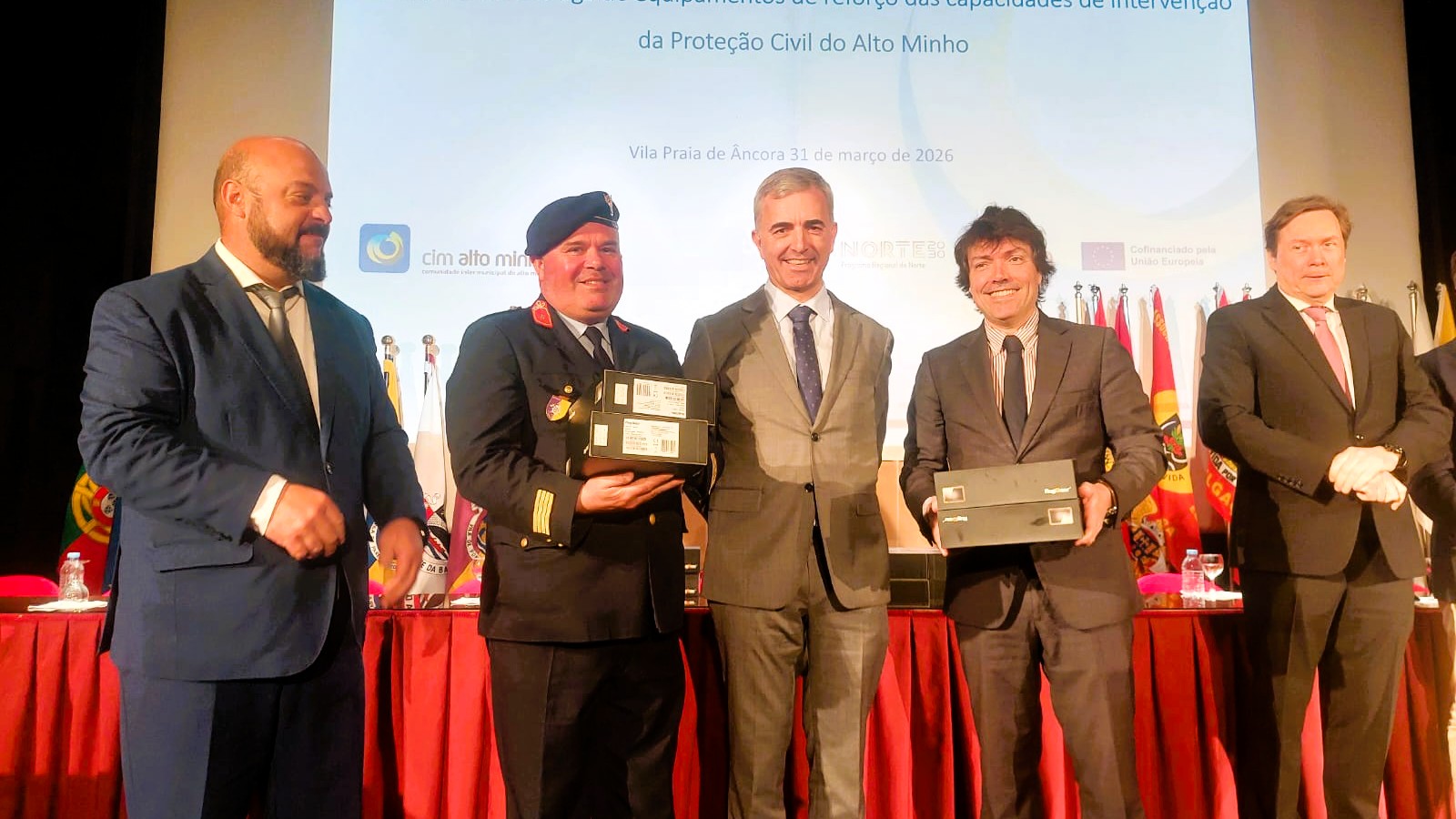 Representantes das corporações de bombeiros e entidades regionais receberam novos meios financiados por programas europeus, reforçando a capacidade de resposta no território.