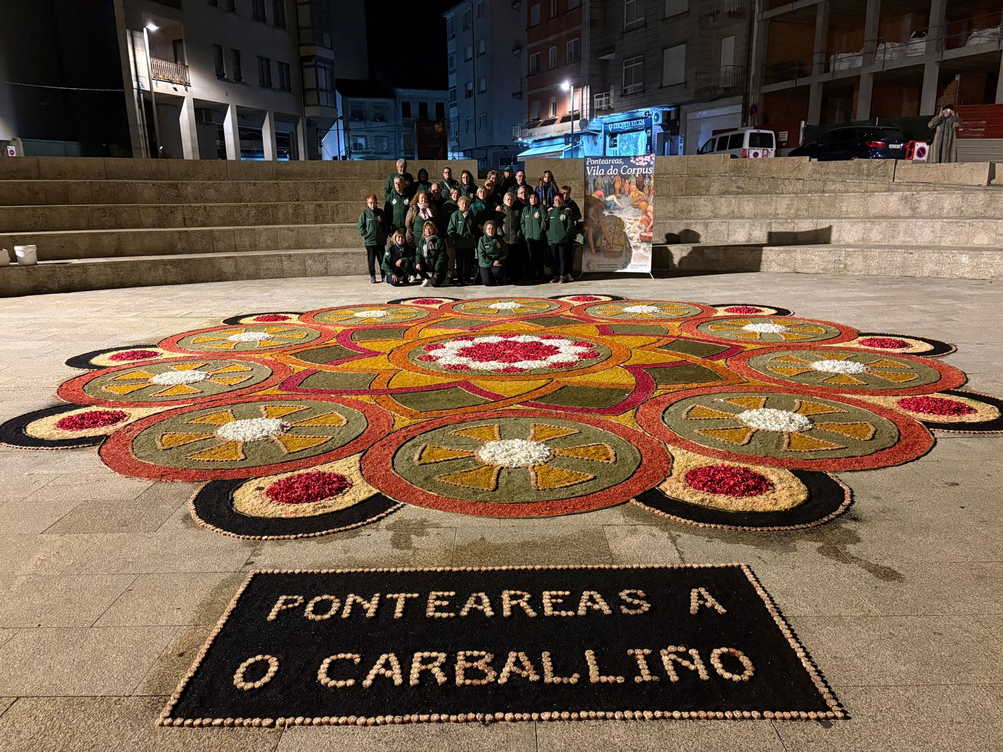 La alfombra, elaborada con materiales naturales, simboliza la unión entre Ponteareas y O Carballiño a través del arte efímero floral.