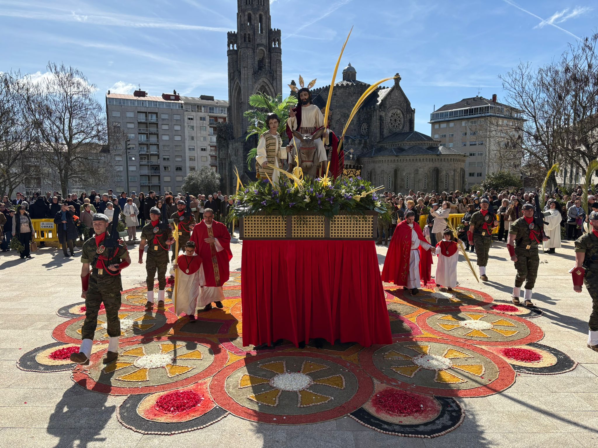 La imagen de Jesús en su entrada en Jerusalén protagoniza la celebración, acompañada por fieles y autoridades en el inicio de la Semana Santa en O Carballiño.