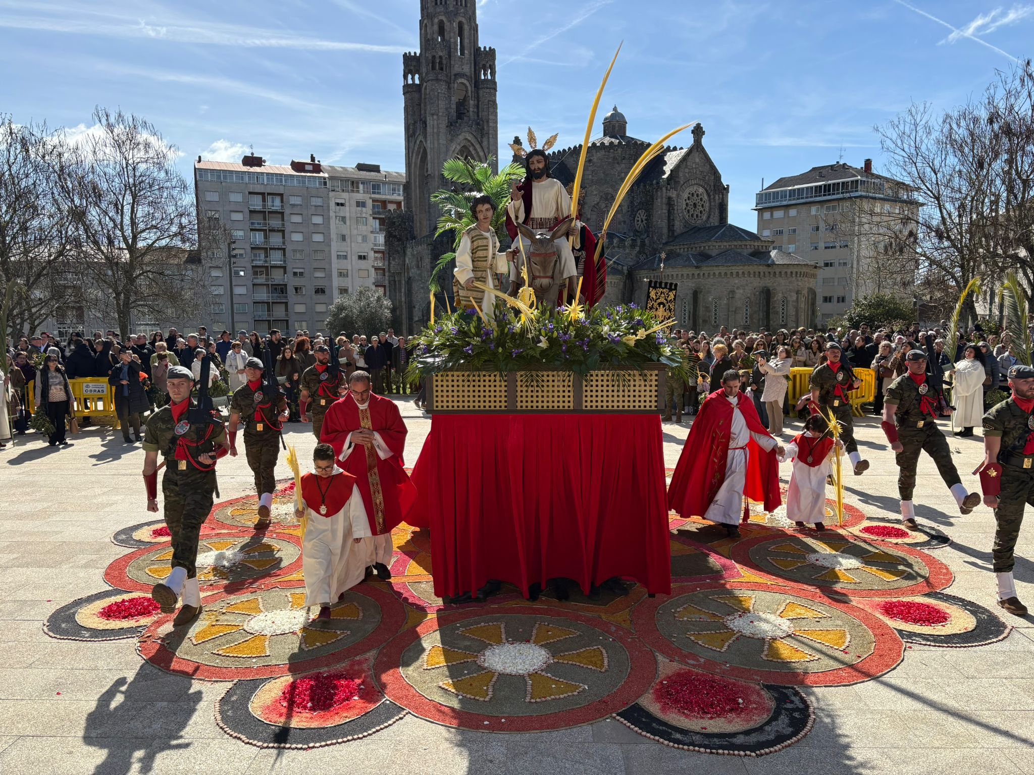 La procesión del Domingo de Ramos discurre sobre la alfombra inspirada en el Templo de la Veracruz, en un acto de gran carga simbólica y devocional.