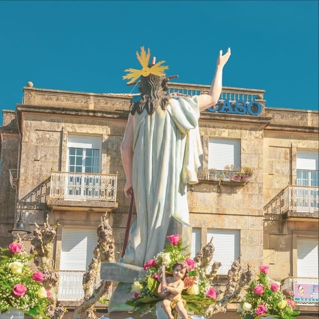 La imagen de Cristo Resucitado, símbolo de vida y esperanza, recorre las calles de Cangas entre flores y devoción.