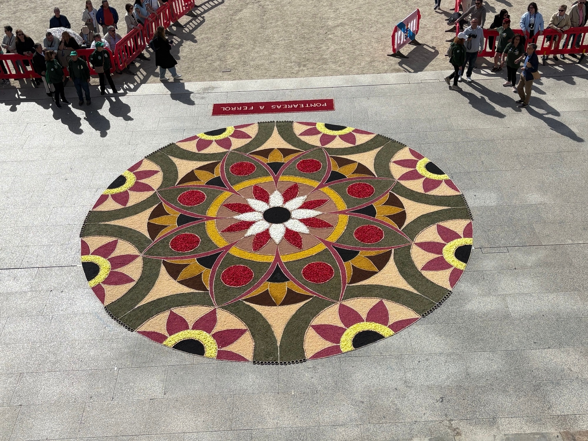 l equipo de alfombristas de Ponteareas, artífice de una obra efímera que une tradición y comunidad en Ferrol.