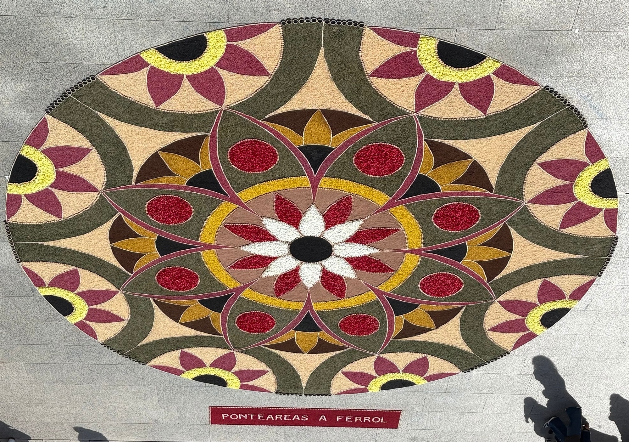 Más de veinte alfombristas participan en la creación de una alfombra que simboliza la unión entre Ponteareas y Ferrol.