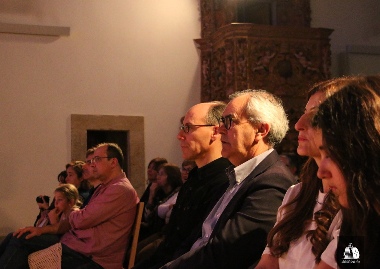 El alcalde y el director de la Casa das Artes junto al público asistente siguió con atención y emoción la interpretación, llenando el recinto en una velada que combinó música, espiritualidad y patrimonio en Arcos de Valdevez.