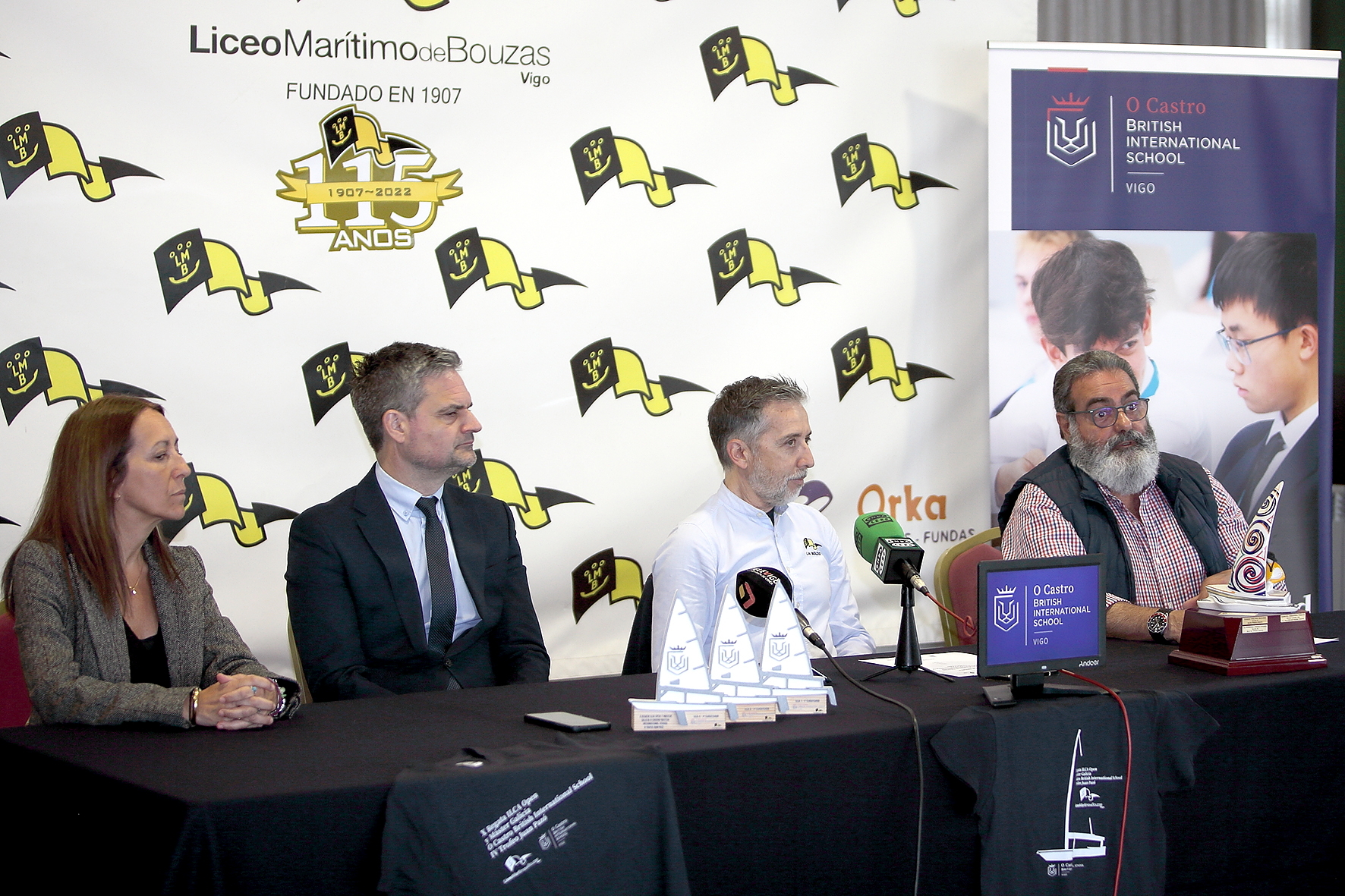 De izquierda a derecha, Berta Martín, Miguel Pereira, Chris Long y Manuel Villaverde, durante la presentación de la regata en el Liceo Marítimo de Bouzas.