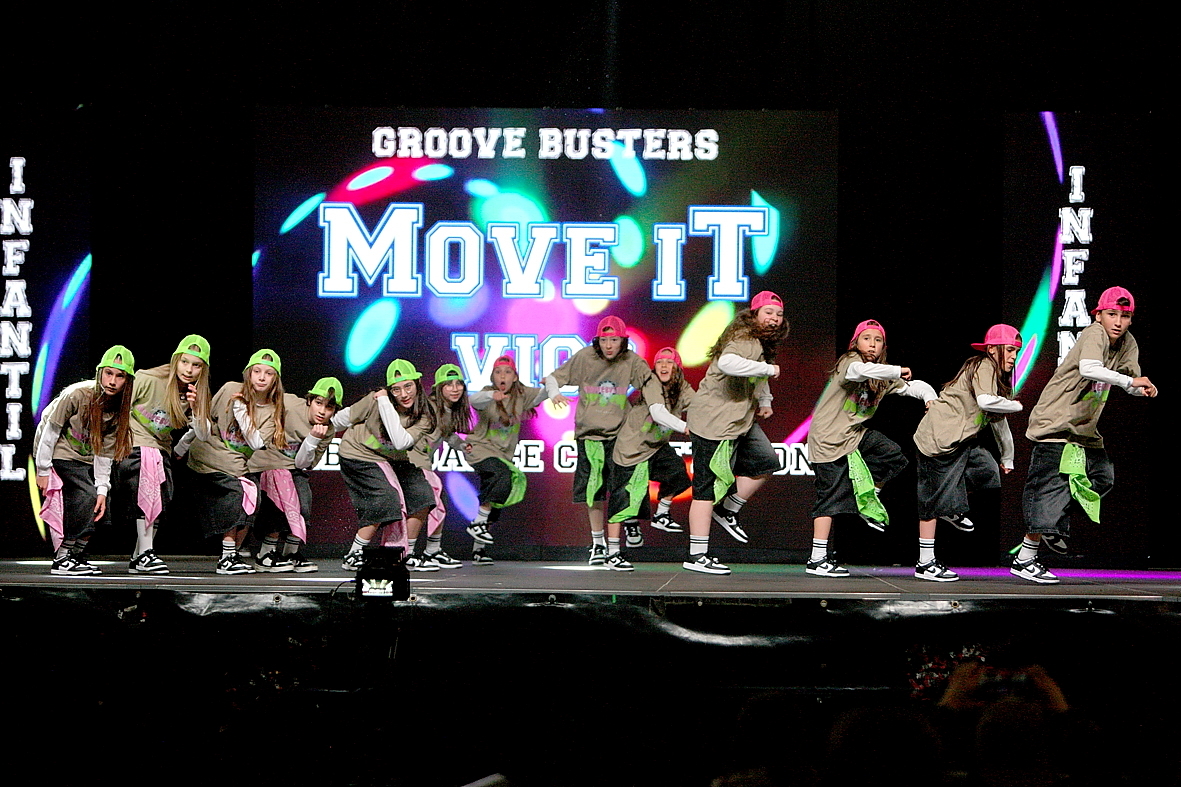 Grupo participante durante una de las coreografías colectivas en Move it Vigo, donde las actuaciones grupales reúnen a decenas de bailarines sobre el escenario.