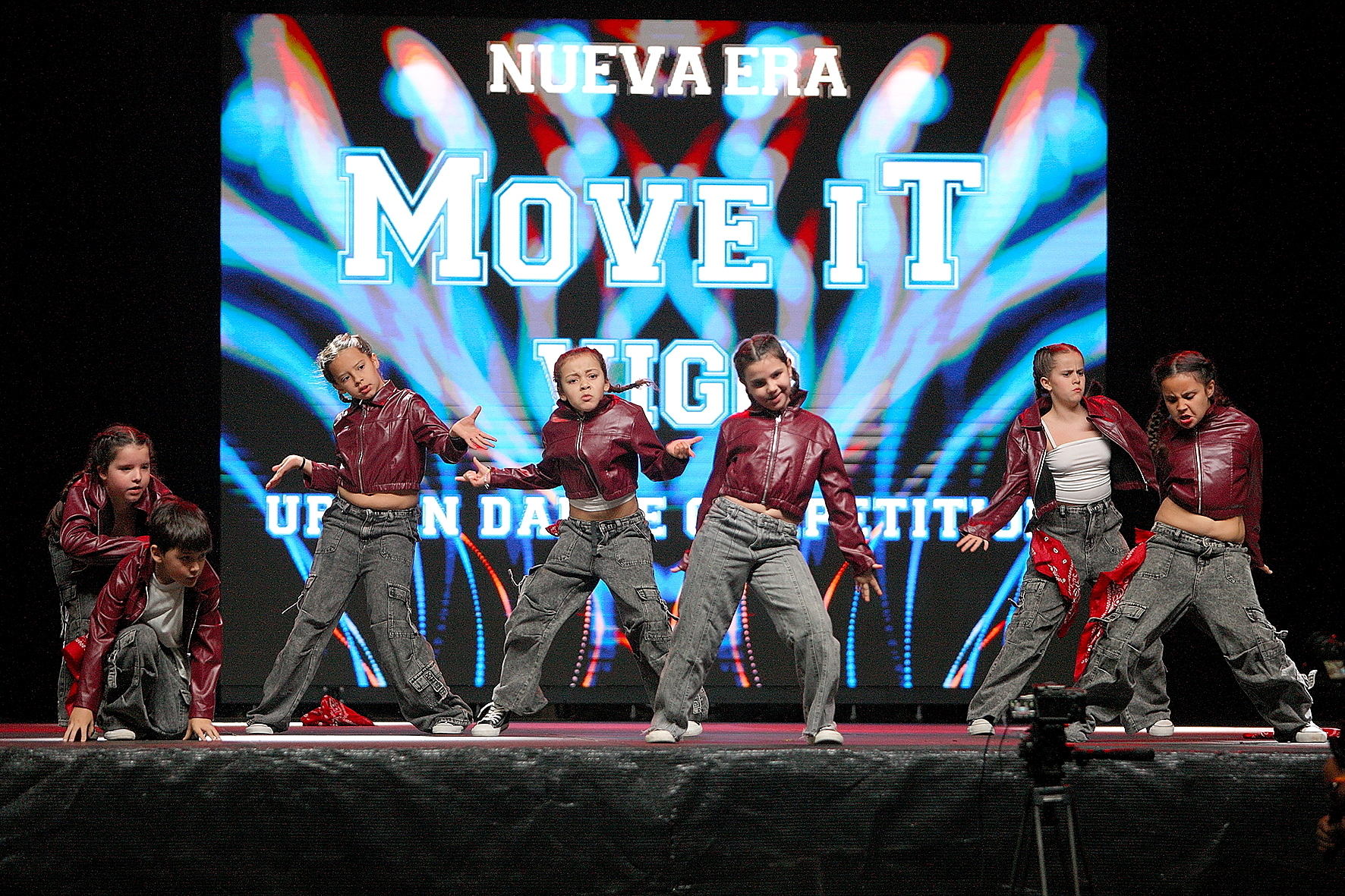 La estética urbana y la fuerza escénica marcaron las actuaciones de las crews, uno de los grandes atractivos del evento.