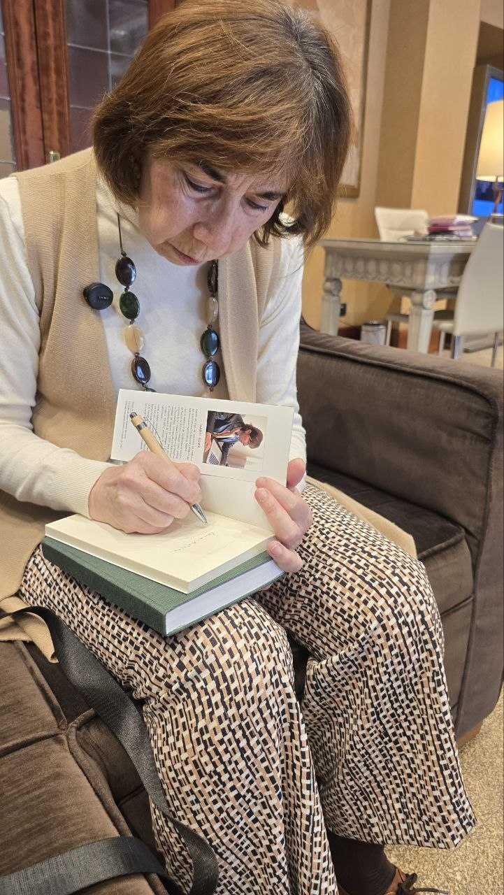 Isabel Coma dedica un ejemplar de su libro al entrevistador y director de Diario Luso-Galaico, Roberto Ledo.
