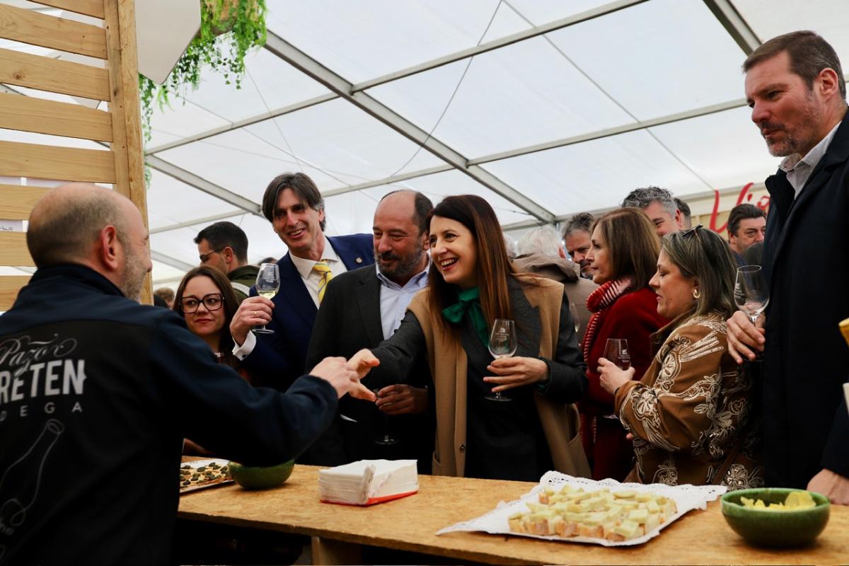 La conselleira María José Gómez participa en la degustación de vinos durante la Festa de Exaltación do Viño da Ulla junto al director de Turismo de Galicia y el conselleiro de Cultura.