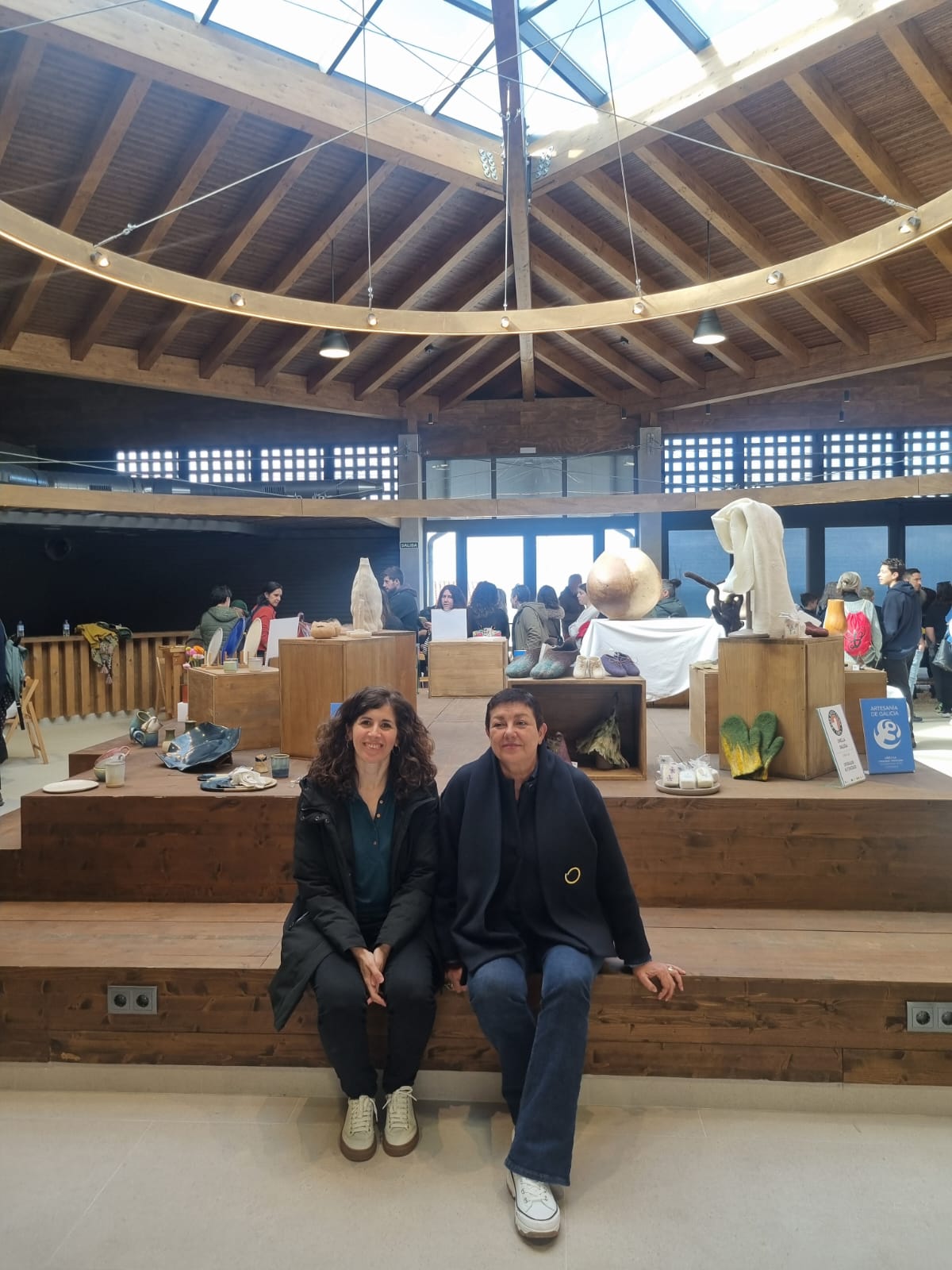 Asistentes visitan el espacio expositivo de artesanía durante las actividades celebradas en Oia por los Días Europeos de la Artesanía.