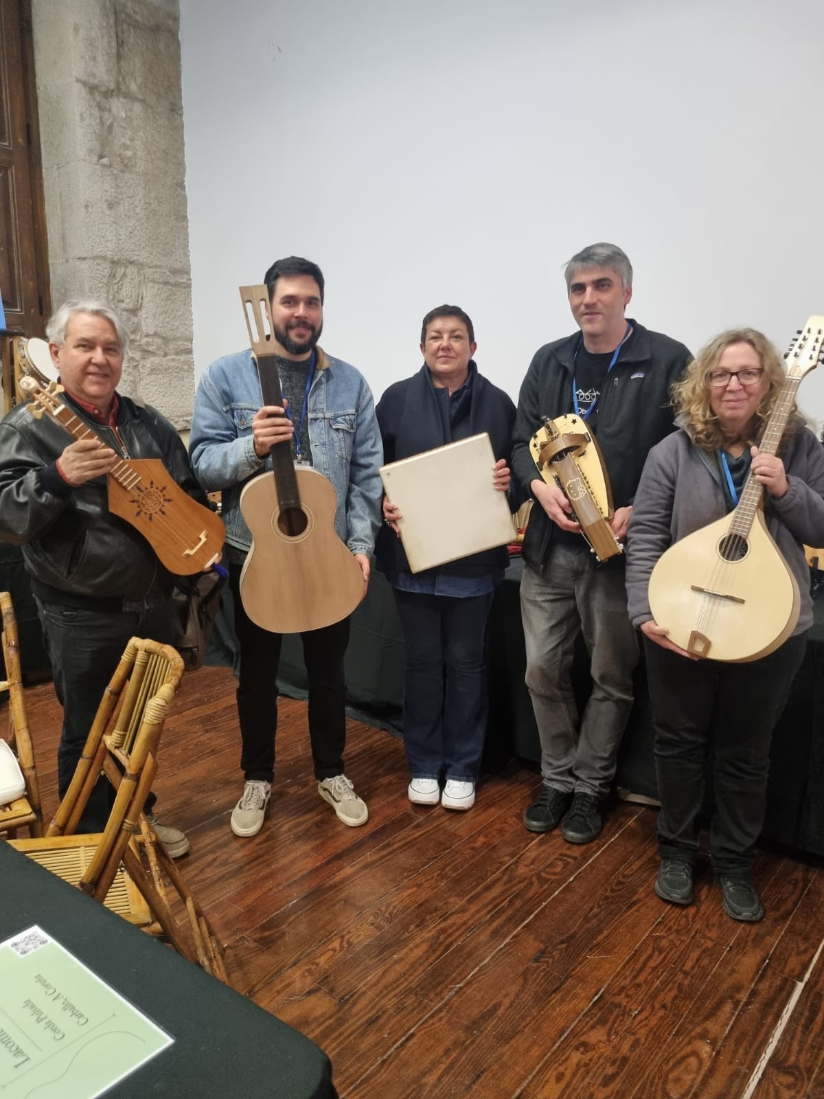 Elena Fabeiro, junto a profesionales de la construcción de instrumentos musicales, durante el encuentro celebrado en la EMAO de Vigo en el marco de los Días Europeos de la Artesanía.