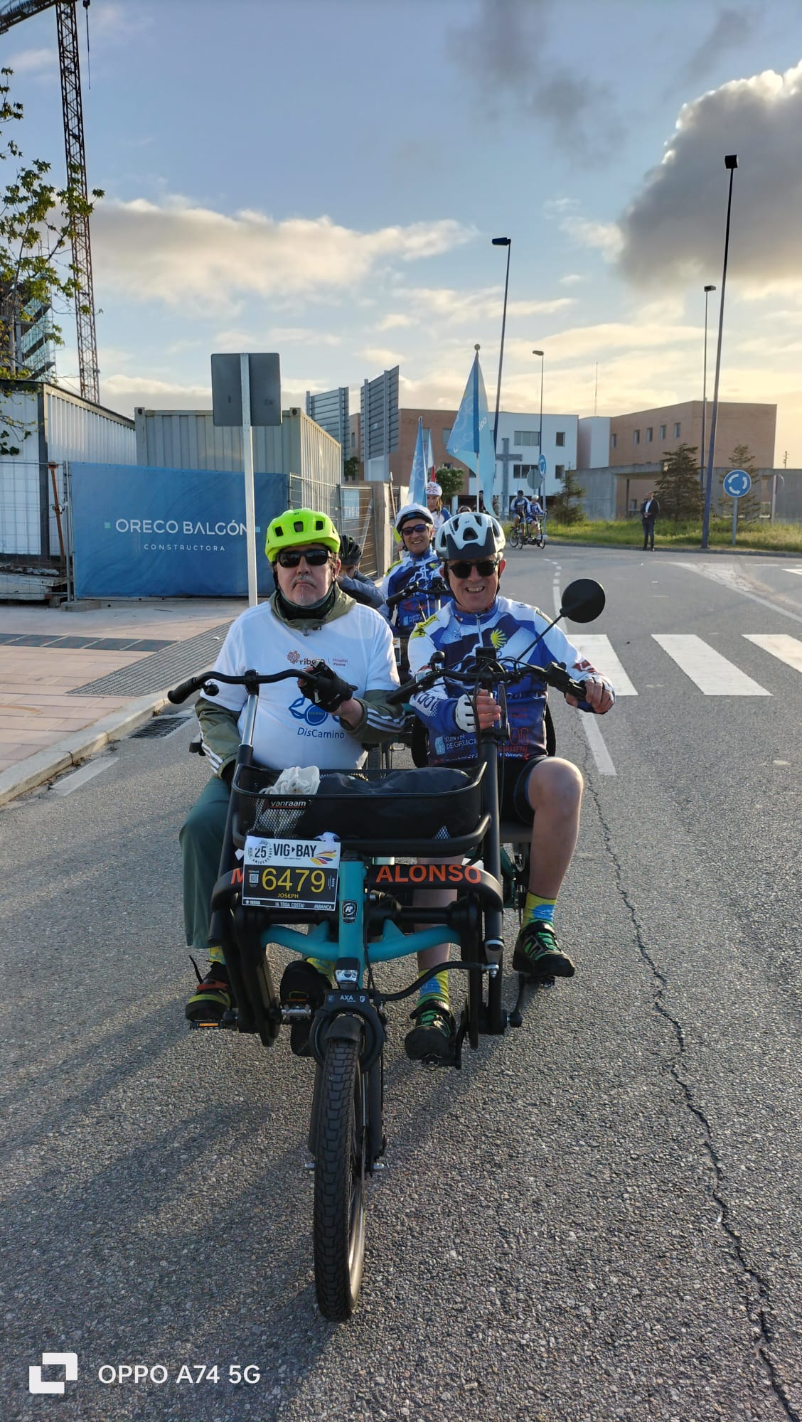 Miembros de Discamino, Joseph y Moncho, recorren la Vig-Bay en bicicletas adaptadas, ejemplo de inclusión y superación en la prueba.