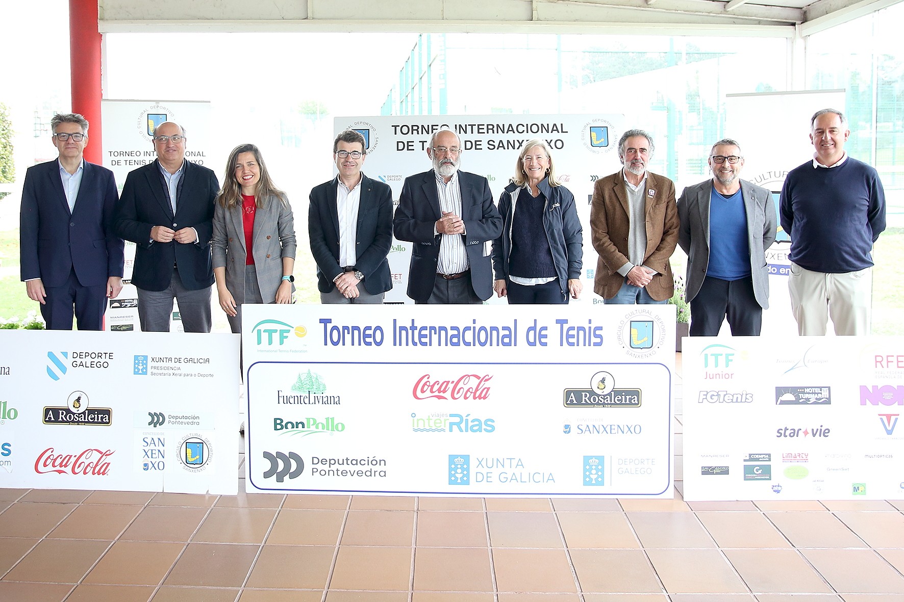 Autoridades, organizadores y representantes institucionales y empresariales posan durante la presentación oficial del ITF World Tennis Tour M15 de Sanxenxo en las instalaciones de La Cultural.