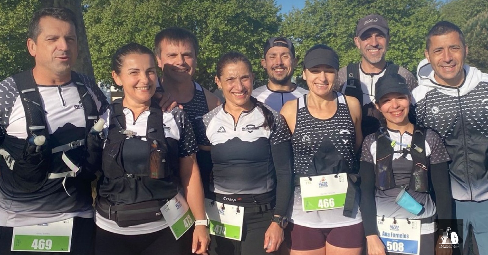 Grupo de corredores del Centro de Atletismo de Arcos de Valdevez antes de una de las pruebas, reflejo del buen momento y del espíritu de equipo del atletismo local.
