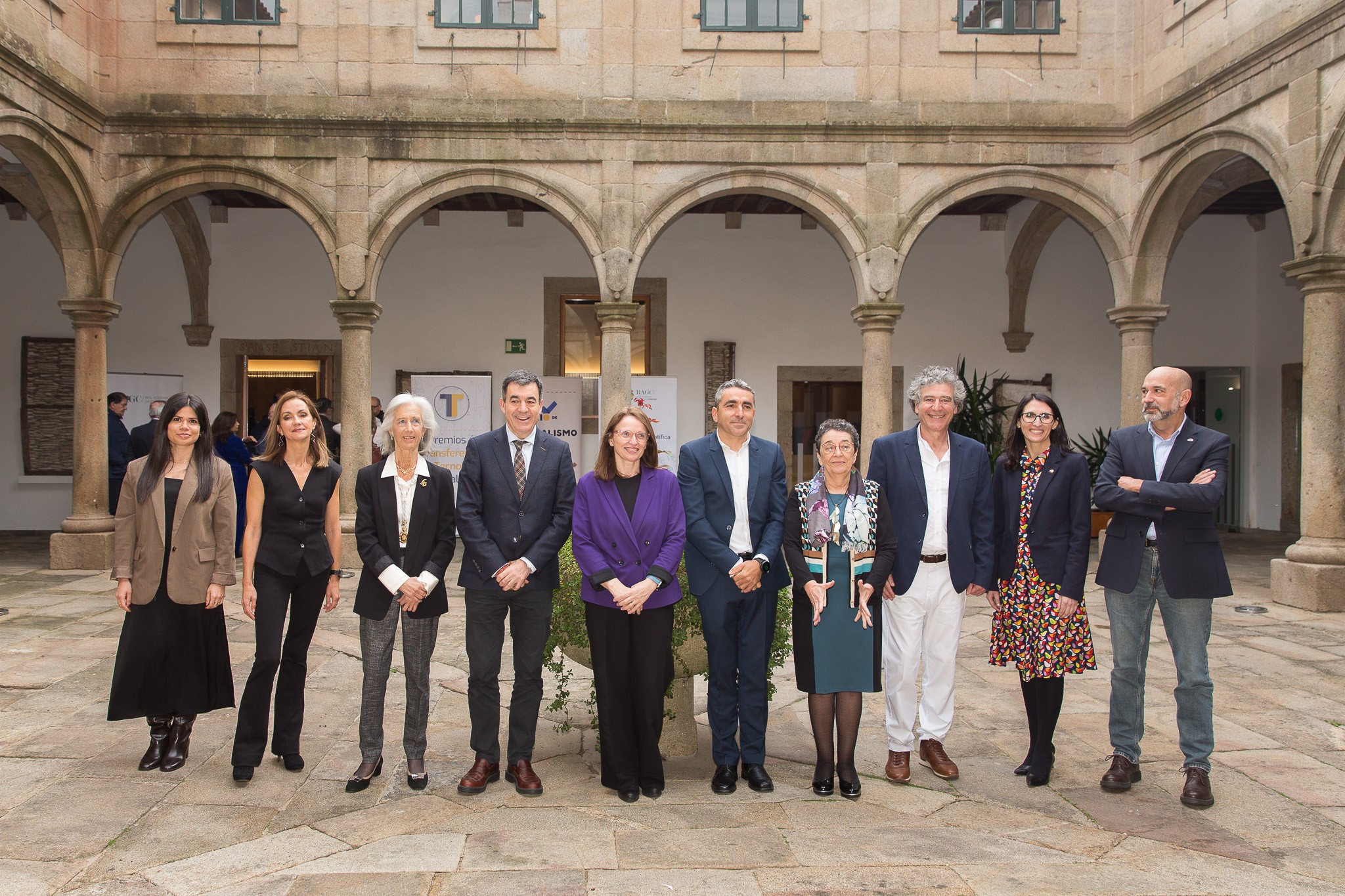 Autoridades y representantes del ámbito científico, académico e institucional durante la entrega de los Premios de la RAGC en Santiago de Compostela.