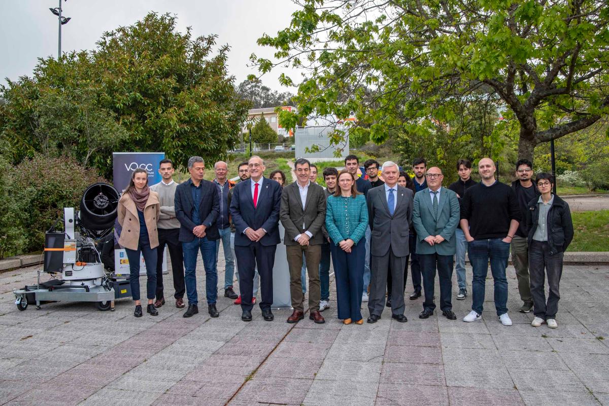 Autoridades académicas, institucionales e investigadores posan junto a la nueva estación óptica cuántica Antonia Ferrín, inaugurada en la Universidade de Vigo.