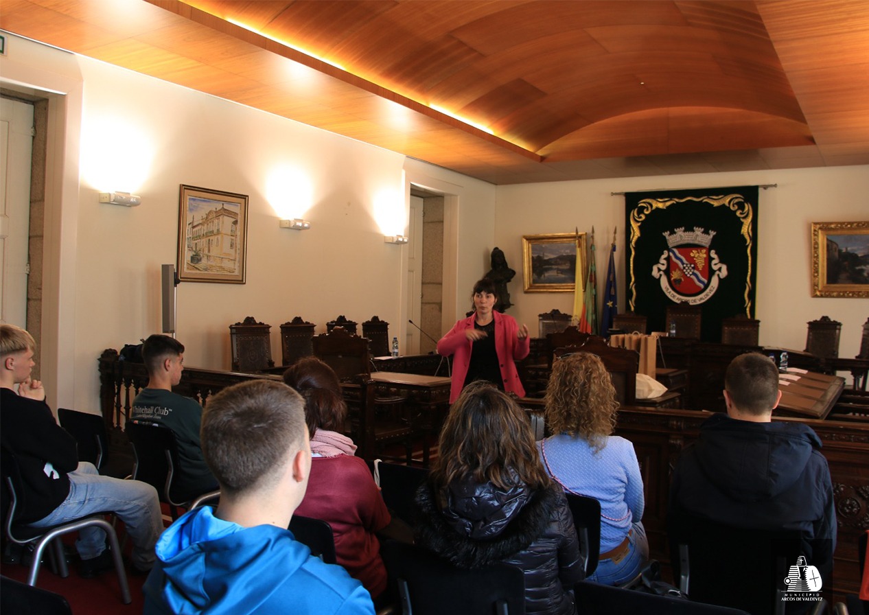 La vicepresidenta del Concello de Arcos de Valdevez, Emília Cerdeira, recibe a los estudiantes Erasmus procedentes de Llerena durante su visita institucional a los Paços do Concelho.