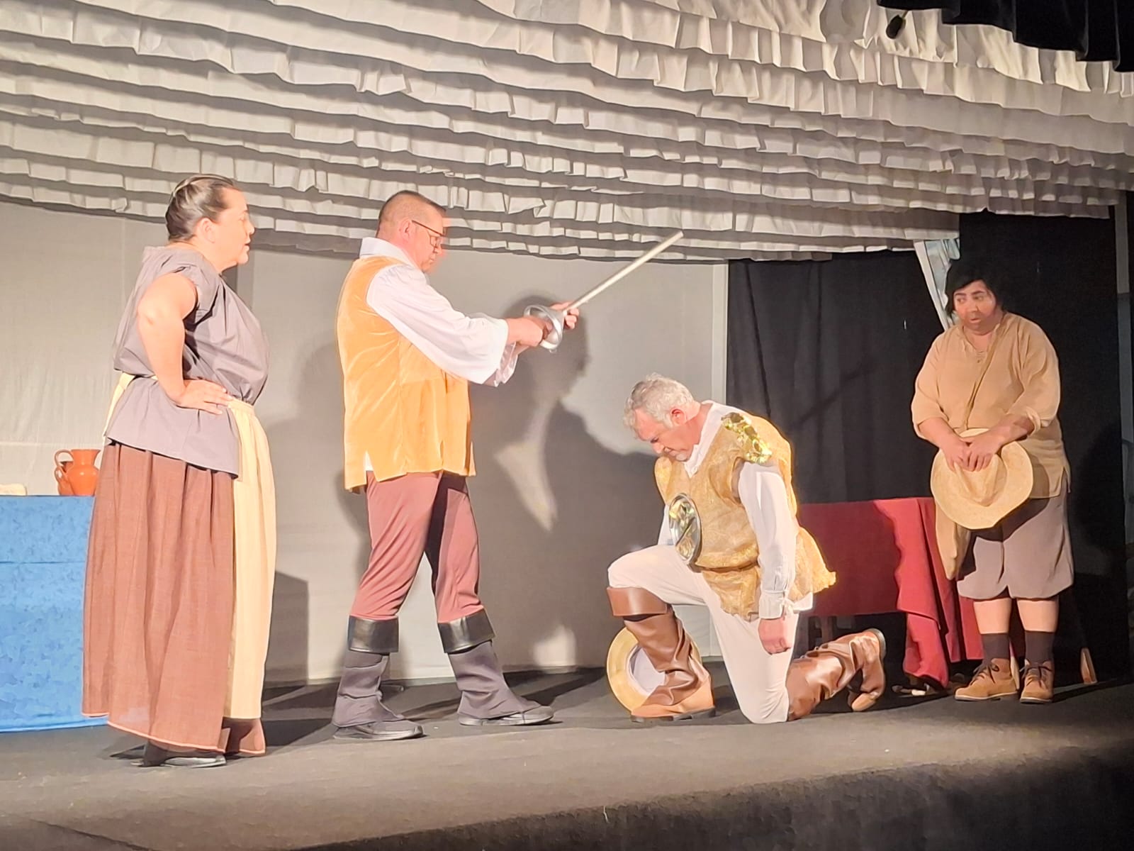 Dom Quixote e Sancho Panza protagonizan unha escena chea de comicidade, fiel ao espírito satírico da obra de Cervantes.