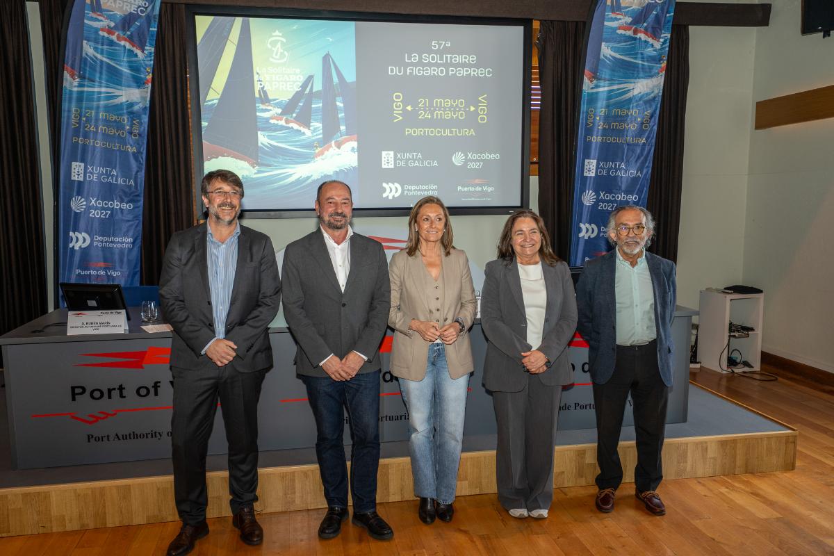 Autoridades y organizadores tras la presentación de la Solitaire du Figaro Paprec en Vigo, que volverá a situar a la ciudad como referente internacional de la vela oceánica.