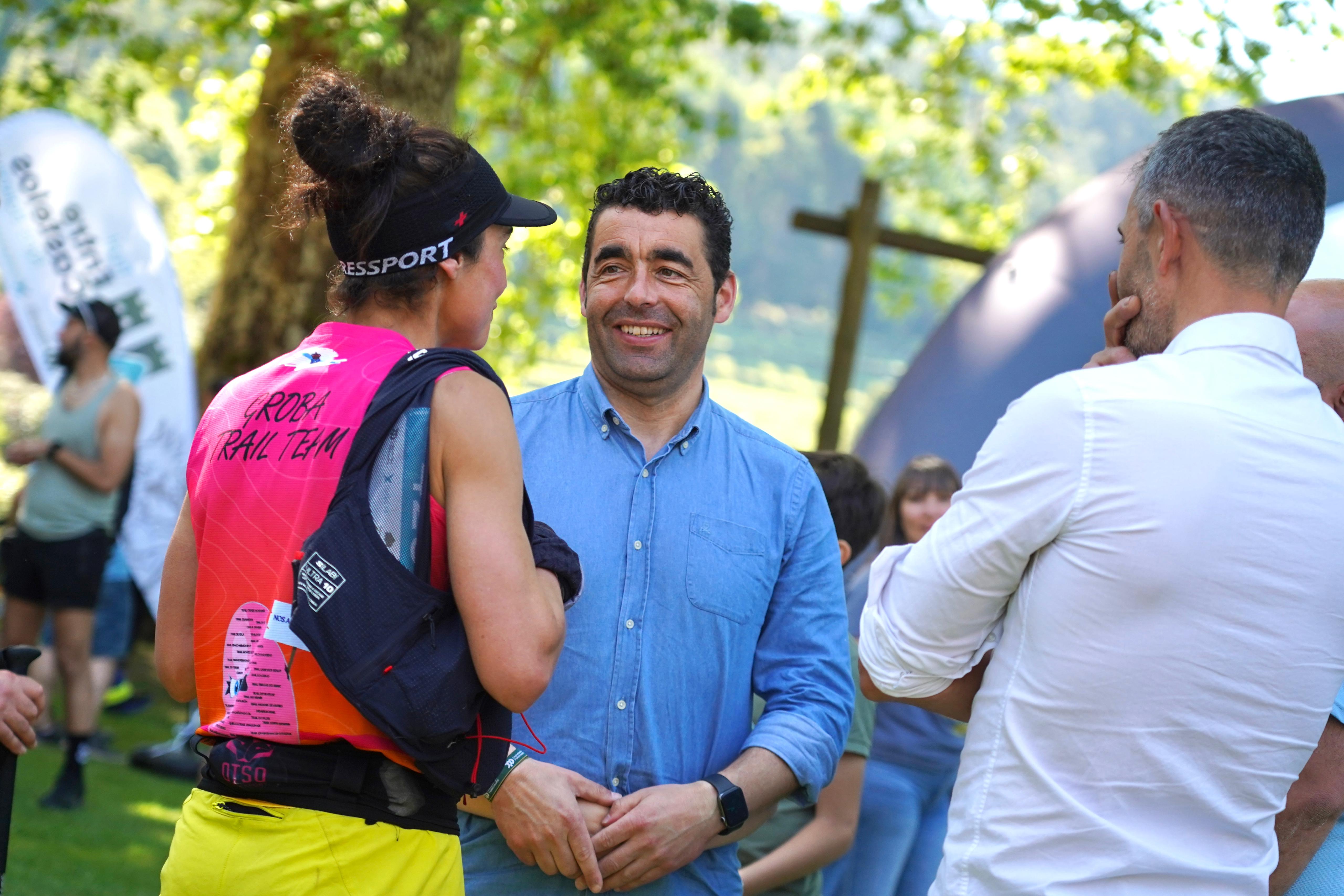 Luis López conversa con participantes tras a celebración do Trail Entre Castelos Rías Baixas, unha proba que reuniu preto de 800 persoas entre Sobroso e Soutomaior.