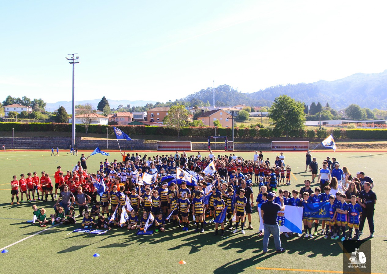 Participantes del CRAV posan con sus entrenadores durante el torneo internacional de rugby base.