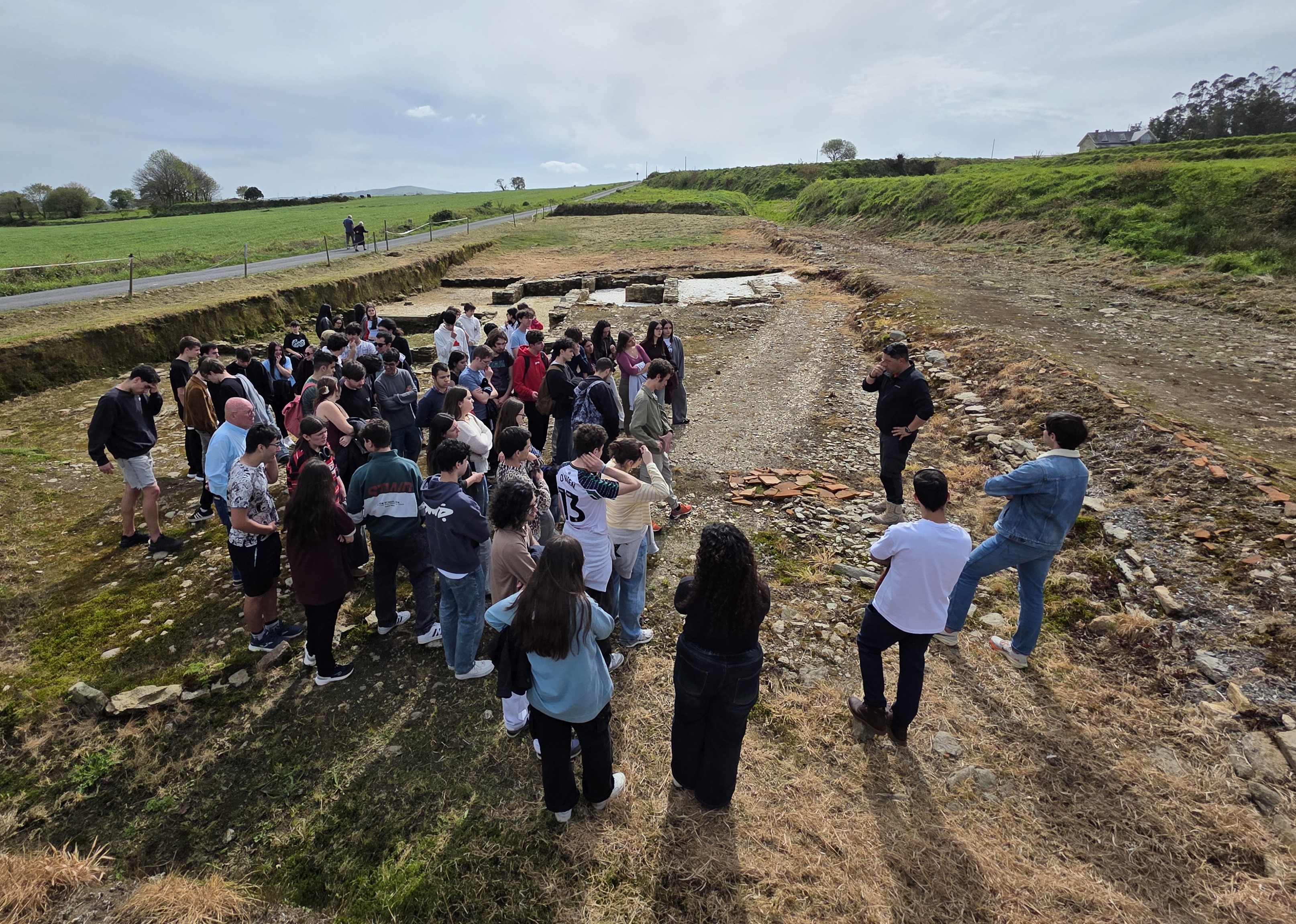 O alumnado da Universidade de Santiago de Compostela durante a visita guiada á Domus Romana no xacemento de Pedra do Altar, en Brandomil.