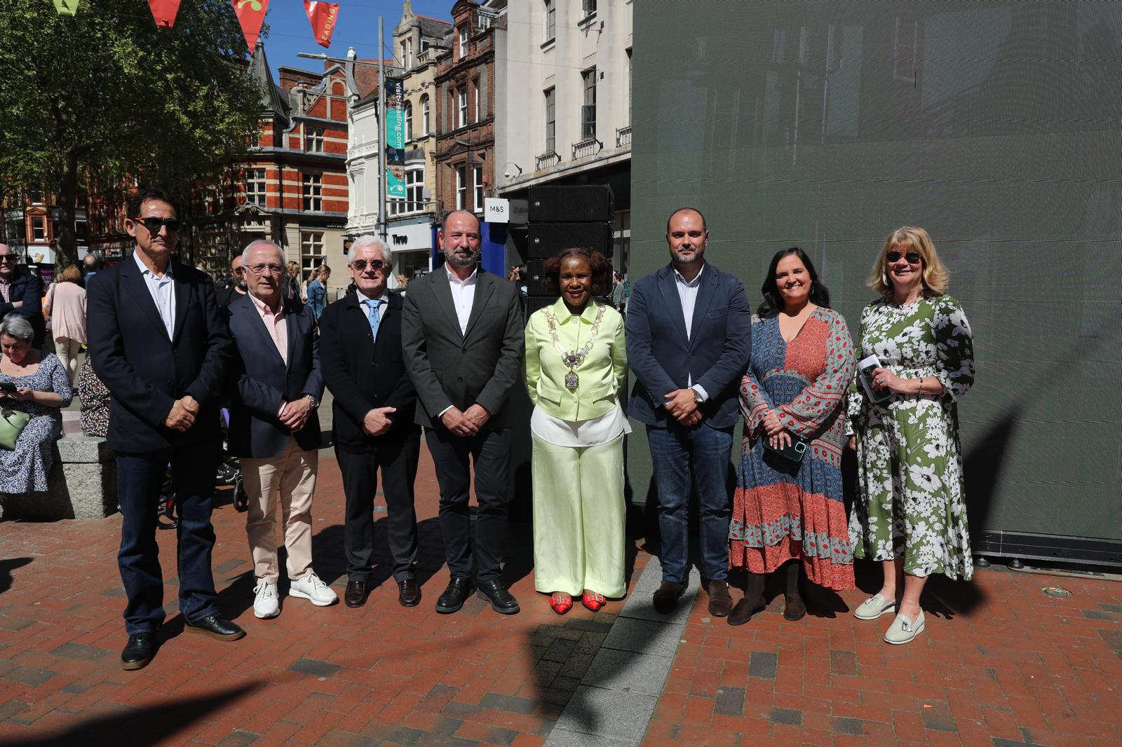 Autoridades y representantes posan junto al marcado británico del Camino Inglés, en una iniciativa de promoción internacional de esta ruta jacobea.