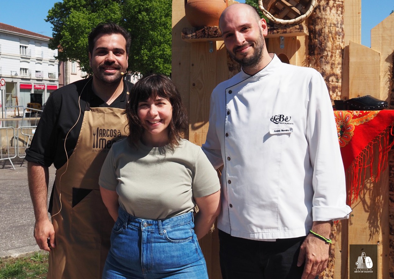 La vicepresidenta Emília Cerdeira junto a los chefs participantes en el showcooking celebrado en Arcos de Valdevez dentro del programa “Arcos à Mesa”.