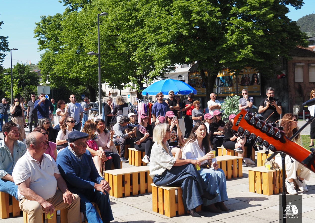 Numeroso público asistió al showcooking al aire libre, siguiendo en directo la elaboración del plato tradicional.