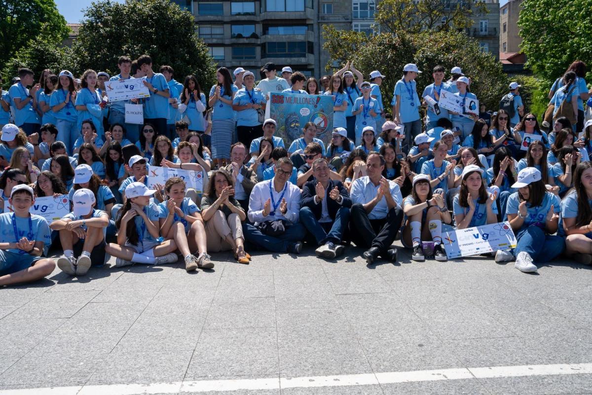 Participantes y autoridades posan durante el Festival CinVigo 2026, que reunió a cerca de 250 estudiantes de 34 centros educativos de toda Galicia.