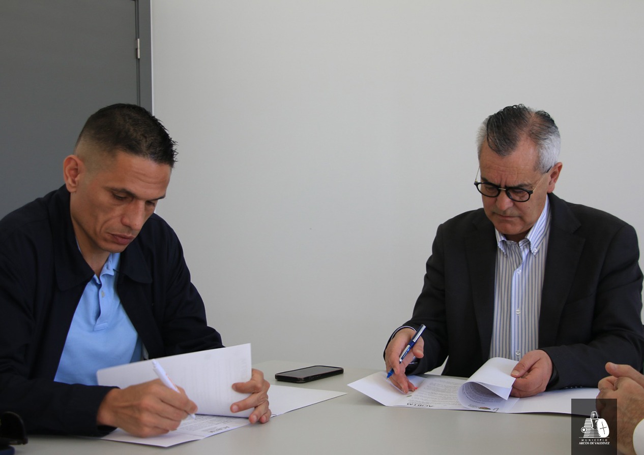 Firma del acuerdo para la instalación de la empresa Rodrigues Pereira & Barros Pereira en el espacio In Cubo, en Arcos de Valdevez.