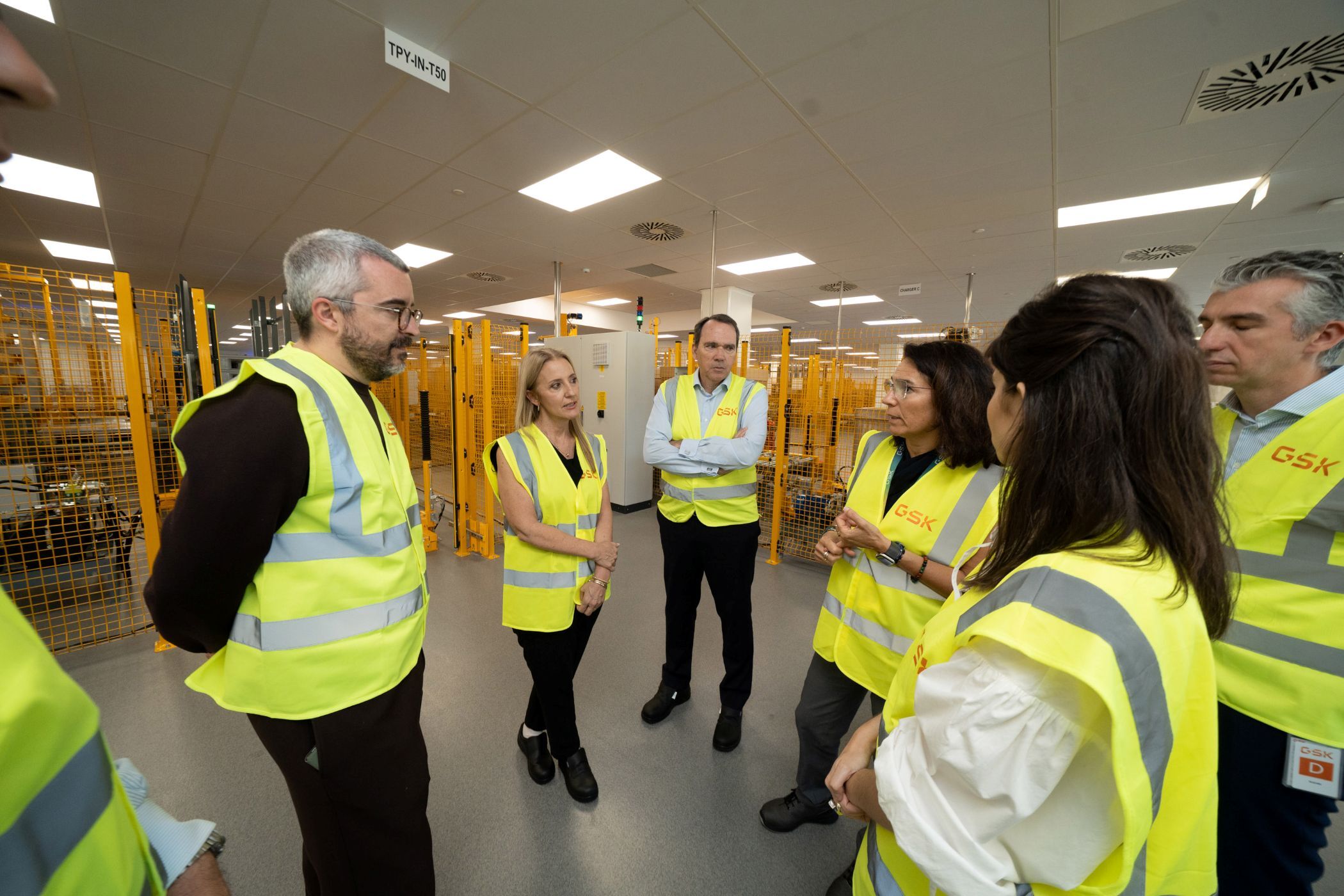 El secretario de Estado de Sanidad, Javier Padilla, junto a responsables de GSK, durante la visita a la nueva zona logística automatizada de la planta de Aranda de Duero.