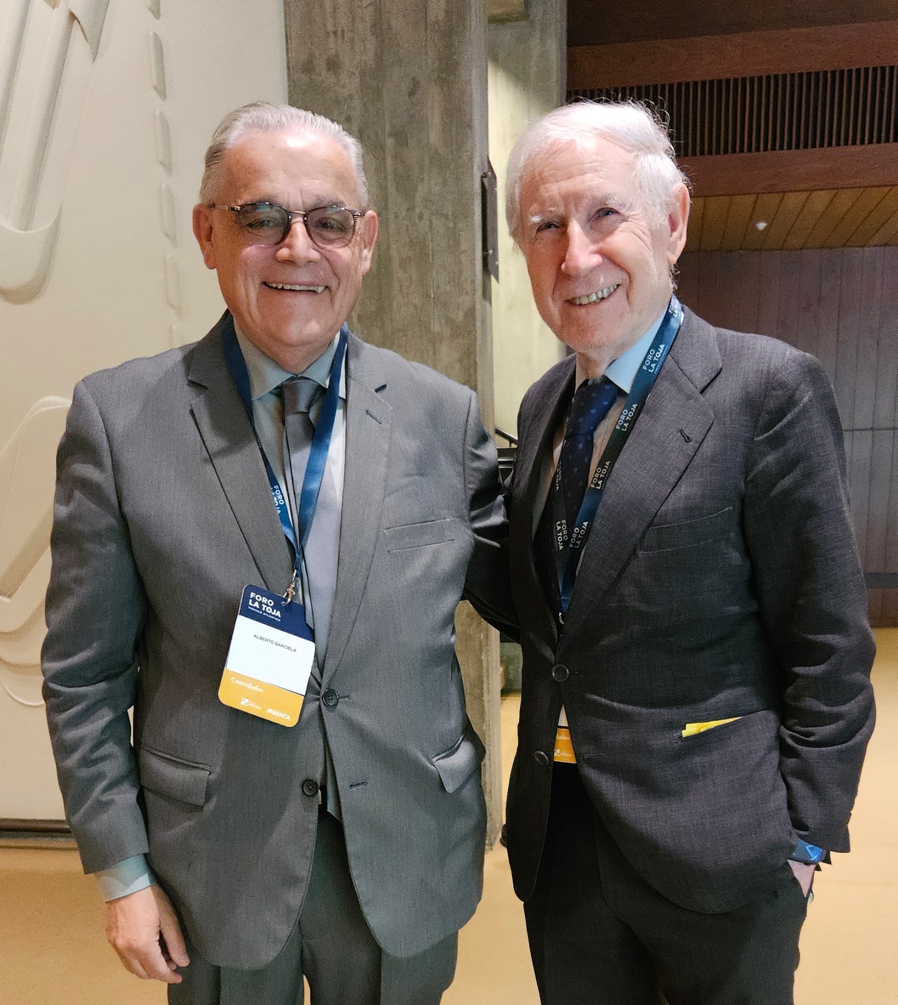 Barciela con Shlomo Ben Ami  (Tánger, 17 de julio de 1943) es un político, diplomático e historiador israelí. Miembro del Partido Laborista Israelí, ha sido ministro de Asuntos Exteriores de dicho país y fue el segundo embajador de Israel en España. Actualmente es vicepresidente del Centro Internacional de Toledo por la Paz (CITpax) y forma parte del patronato de la Fundación Bancaria La Caixa.