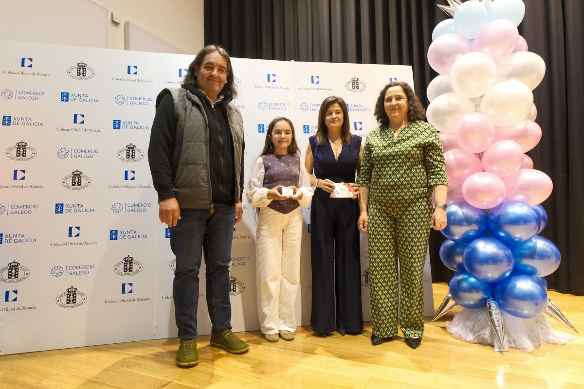 Autoridades y premiados posan tras la entrega de galardones del XVI concurso Diseña una joya para tu madre.