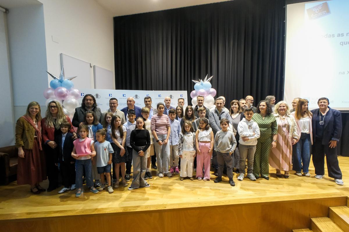 Foto de familia con los ganadores, organizadores y autoridades asistentes al certamen infantil de joyería.