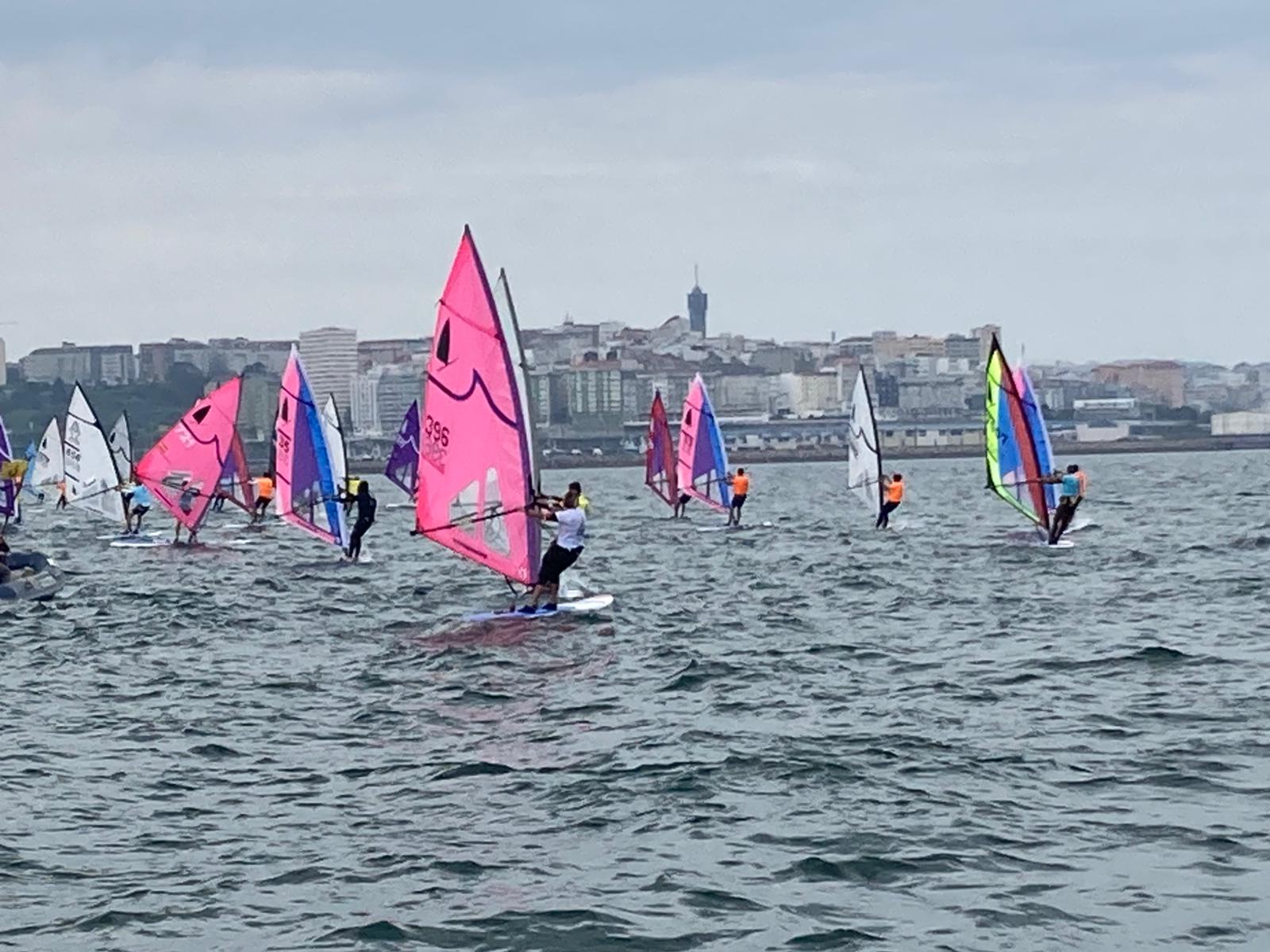 Participantes del Campeonato de España de Windsurfer navegan frente al perfil urbano de A Coruña, con rachas que alcanzaron los 20 nudos y obligaron a extremar las precauciones.