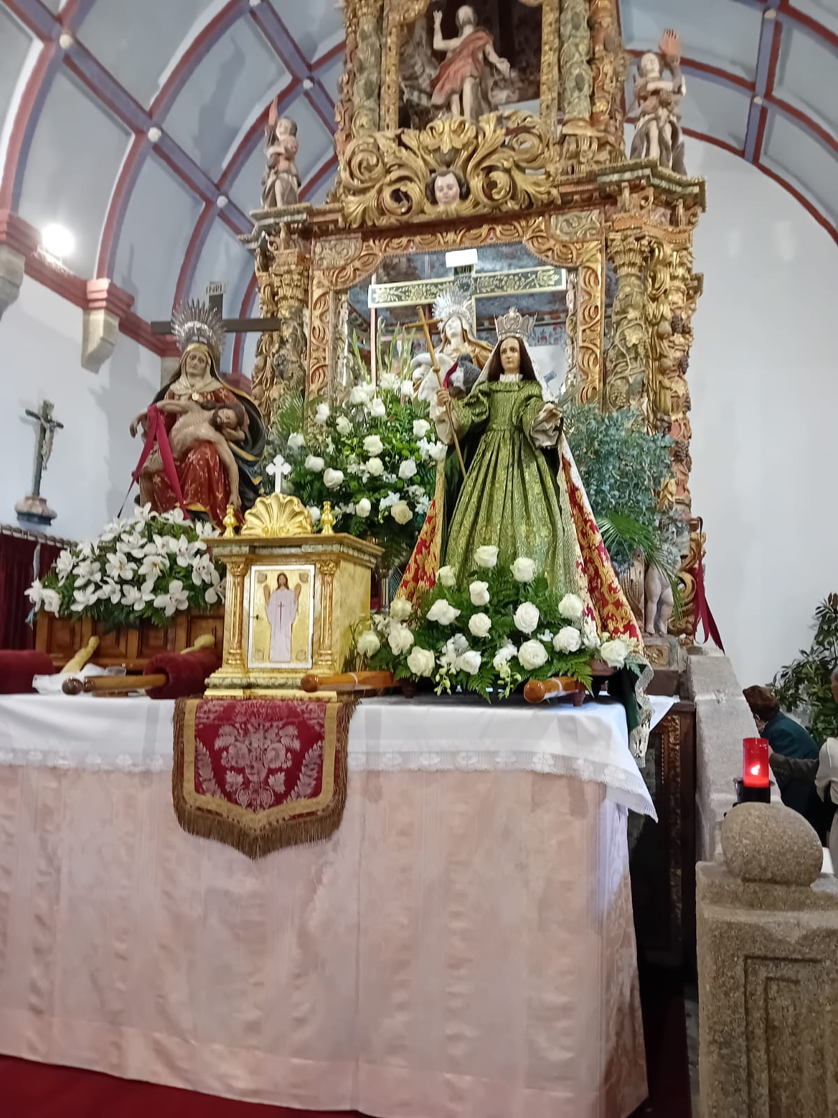 Altar do Santuario da Nosa Señora ao Pé da Cruz, en Baldomar, presidido pola imaxe da Virxe da Santa Cruz durante a celebración da romaría.
