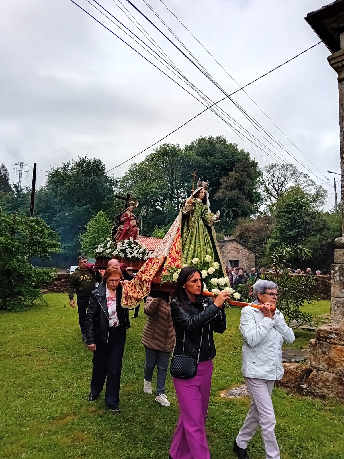 Procesión da Virxe da Santa Cruz en Baldomar, coa participación de veciños e devotos durante a romaría de Santa Mariña de Covelo. PILI GONZÁLEZ.