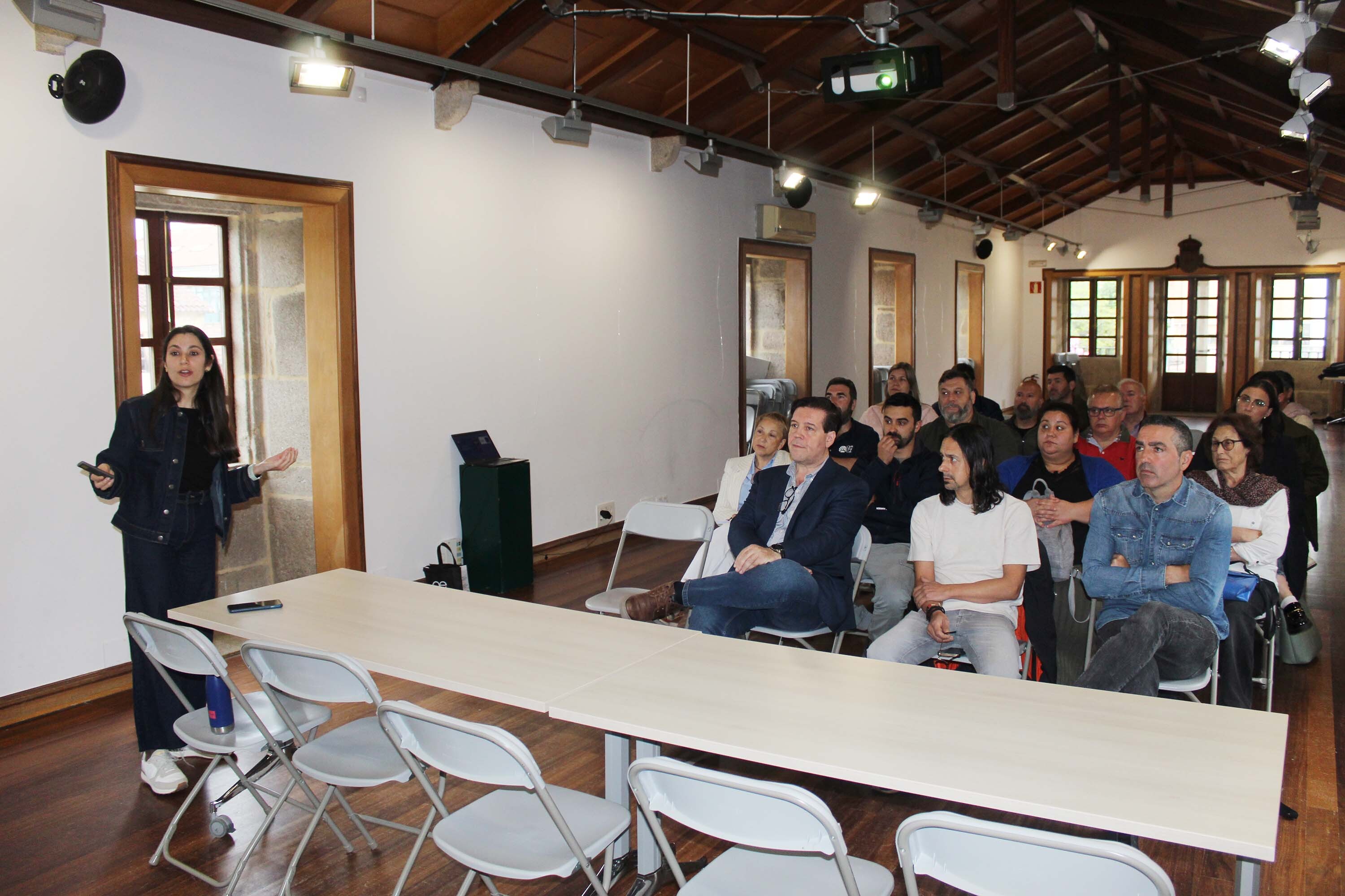 Unha relatora durante a xornada sobre gastronomía de proximidade celebrada no Pazo da Peregrina, en Ames, no marco do ciclo do Xeodestino Terras de Santiago.