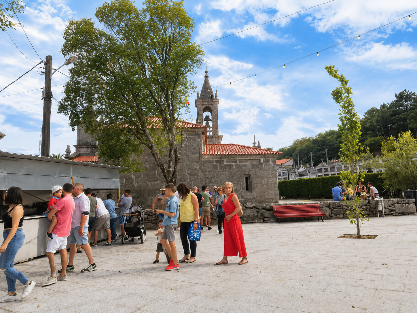 A Praza da Lamosa, situada xunto á igrexa parroquial, convértese durante as festas e celebracións nun dos principais puntos de encontro social e cultural da parroquia.