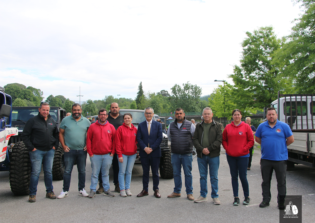 O presidente da Câmara Municipal de Arcos de Valdevez, Olegário Gonçalves, junto aos organizadores e participantes do Passeio TT 4X4 promovido pela ACRAP Aventura.