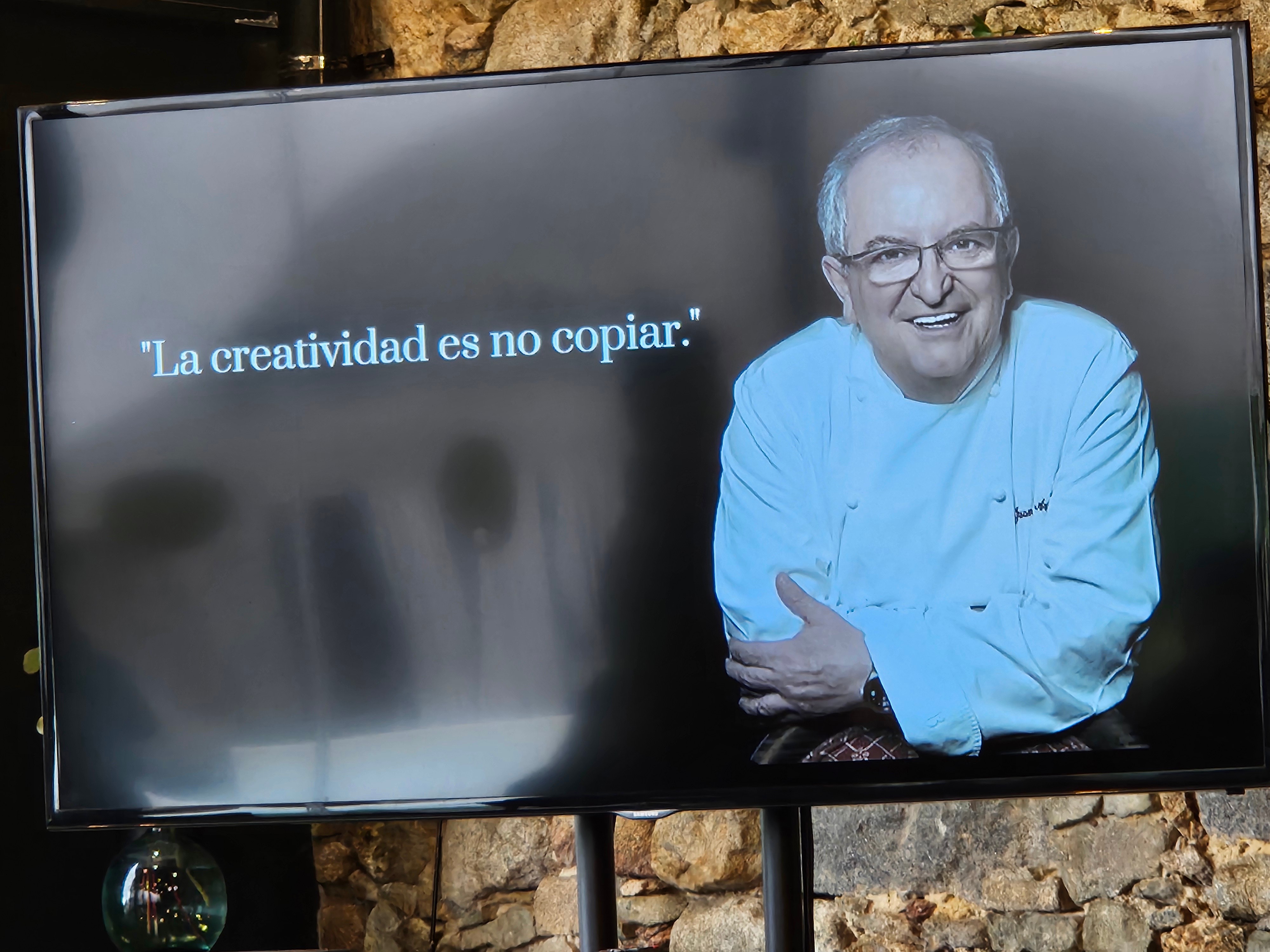 Imagen de Juan Mari Arzak proyectada durante el acto, en homenaje al histórico chef vasco y referente de la cocina solidaria.
