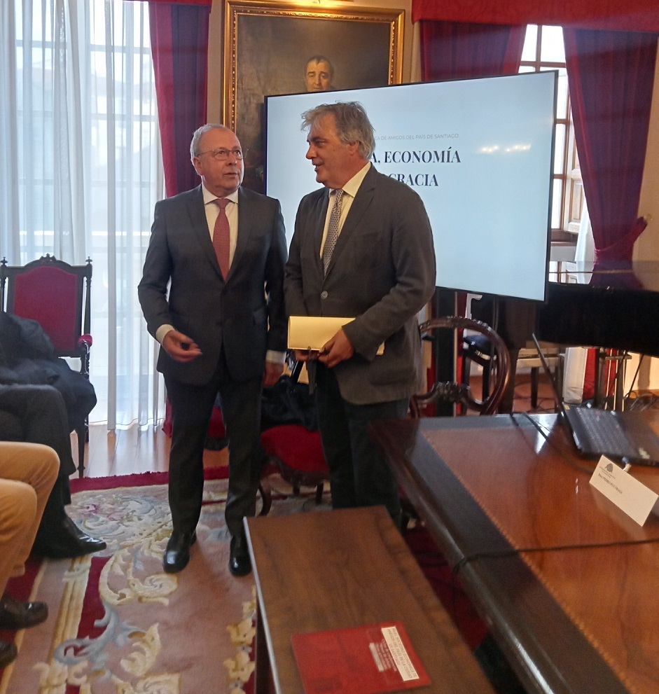 El diputado y profesor de Derecho de la USC Pedro Puy Fraga, durante su intervención en la mesa debate “Política, economía y democracia”, celebrada en la Real Sociedad Económica de Amigos del País de Santiago.